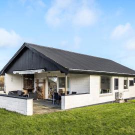 Beautiful Home In Vinderup With Wifi