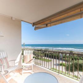 LETS HOLIDAYS Beach front apartment in Gavà Mar, Pine Beach，位于加瓦的酒店