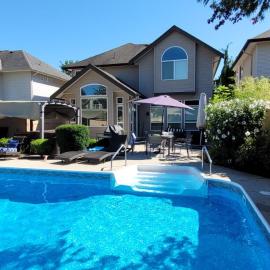 Metropolitan Dream Stay with Saltwater Pool and Hot Tub，位于萨里的酒店