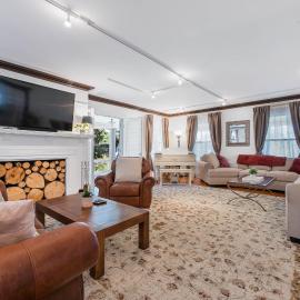 - King Bed - Massive Yard - Fully Equipped Condo，位于杰尼瓦的酒店
