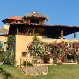 Beautiful and Secluded Luxury Beach Home near Troncones，位于特隆戈内斯的酒店