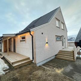 Lyngenfjord Ski-To-Sea & Sauna，位于Ysteby的酒店