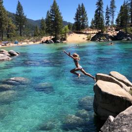 Zephyr Cove first level 1 Bed: close to everything bike, ski, swim!，位于西风湾的酒店