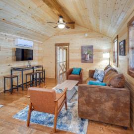 Horse Farm Retreat w/ Pond View Near Louisville，位于La Grange的酒店