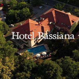 Bassiana Hotel és Étterem，位于萨尔瓦尔的酒店