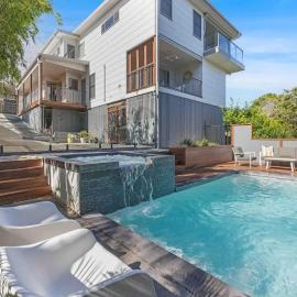 Chic Coastal Home on Orealla，位于日出海滩的酒店