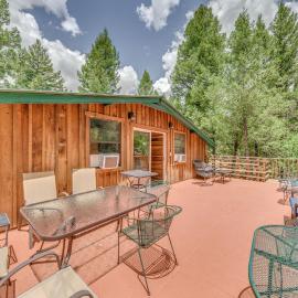 Cozy Mountaintop Retreat < 6 Mi to Ski Cloudcroft!，位于克劳德克罗夫特的酒店