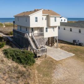 Summer Days 4 Bedroom Oceanfront Home，位于斩魔山的酒店