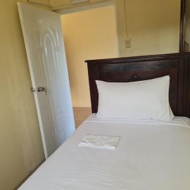 Paradise place grande single roof top room，位于Brissett Run的酒店