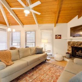 < 1 Mi to Beech Mtn! All-Season Outdoor Retreat，位于榉木山的酒店