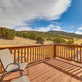 3 Mi to Trails: Secluded Eagar Cabin w/ Mtn Views!，位于Springerville的酒店