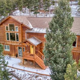 BEST VIEWS! Luxury Mountain Home - Saltwater HotTub, Firepit, BBQ- Close to SKI, Red Rocks，位于埃弗格林的酒店