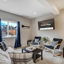 Parkside Ridge Cozy Escape w Hot Tub & Views，位于Monument的酒店