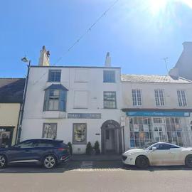 Grade 2 Listed Spacious Town House in Beaumaris - Pass the keys，位于波马利斯的酒店