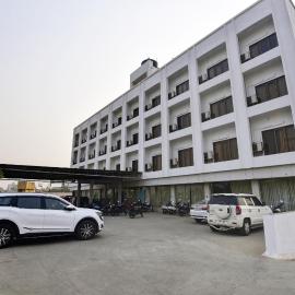 Hotel Devanshi & Banquets by Classy Stay，位于纳威孟买的酒店
