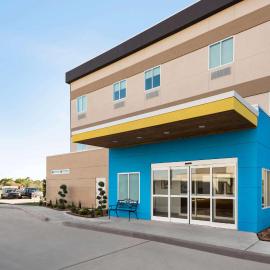Days Inn by Wyndham Beaumont West I-10 Walden,位于博蒙特的酒店
