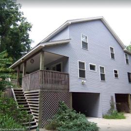 Soundside, canalfront Outer Banks house near ocean，位于基蒂霍克海滩的酒店