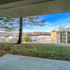 Branson Condo on Thousand Hills Golf Course with Indoor Pool and Hot Tub，位于布兰森的酒店