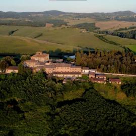 Borgo Belsedere - biofarm estate resort in Tuscany，位于特雷宽达的酒店
