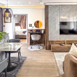 The Penthouse at The Courtyard by GidiStays，位于Ilado的酒店