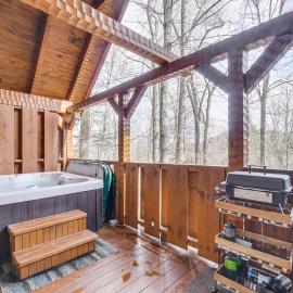 Honey Bear Pause: Rural Escape w/ Porch & Hot Tub!，位于汤森德的酒店