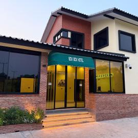 BOX BOX Hotel and Sports Restaurant