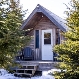 The Zzzz Moose Camping Cabins，位于Birch Plain的酒店