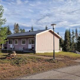 Stuga Björn - Quiet cabin at lake Edesjön，位于Hammerdal的酒店