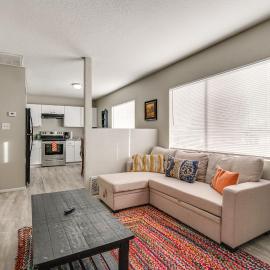 2 Mi to Dtwn & Chase Field: Condo w/ City View!，位于凤凰城的酒店