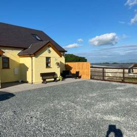 Quiet cottage, Ryan Anglesey，位于霍利黑德的酒店