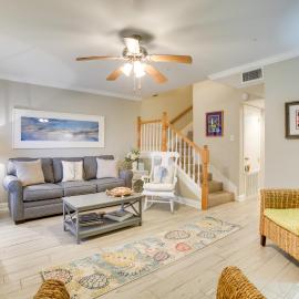 Old Town Bay St Louis Townhome: Walk to Beach，位于贝圣路易斯的酒店