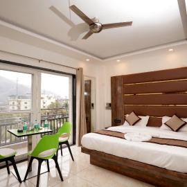 Hotel Silver Inn by Pentaura- Tapovan Rishikesh，位于瑞诗凯诗的酒店