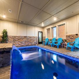 Sleeps 14 - Indoor Pool, Hot Tub, Arcade Games, Movie Theatre and Pets Welcome，位于鸽子谷的酒店