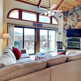 Alpine Loft and Lake，位于麦克亨利的酒店