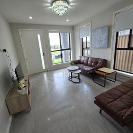 Center of Rouse Hill house with back yd，位于Riverstone的酒店