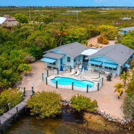 Waterfront Beach House with Dock & Heated Pool，位于Summerland Key的酒店