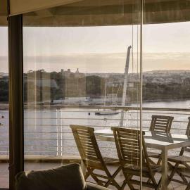 Seafront condo with a view of Valletta，位于Il-Gżira taʼ Forti Manoel的酒店