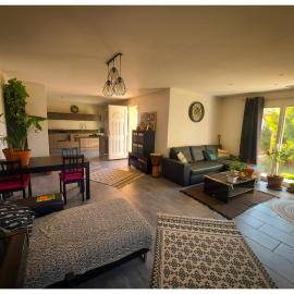 Chambre dans grande maison paisible，位于Paulhan的酒店
