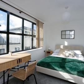 Stylish Seaside Stay - Spacious Ramsgate Apartment - New Build, Underfloor Heating, Perfect Location，位于拉姆斯盖特的酒店