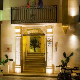 Aegusa Hotel，位于法维尼亚纳的酒店