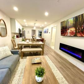 Mountain View Luxury Condo at Banff Entrance，位于坎莫尔的酒店