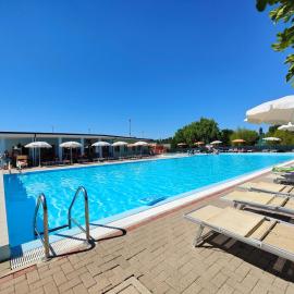 Long Beach Village Residence on the sea with private beach included，位于丽都阿德里亚诺的酒店