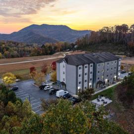Microtel Inn & Suites Dillsboro/Sylva，位于迪尔斯伯勒的酒店