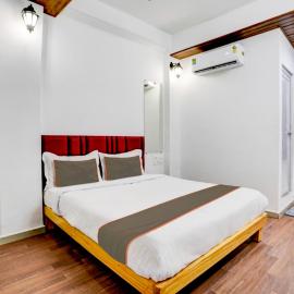 Hotel Silk, Premier Budget Friendly Luxury Hotel In Surat, Perfect For Families, Couples and Business Travelers，位于苏拉特的酒店