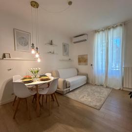 V&C HOME RENTAL SPECIALIST Appartamenti fronte Lago Maggiore，位于杰尔米尼亚加的酒店