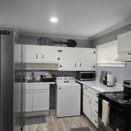 Cozy Haven in Hampton Roads Near Beaches, Military Bases & Historic Sites，位于汉普顿的酒店