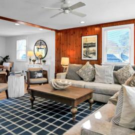 Charming 3BR Home in Nantucket's Natural Beauty home，位于楠塔基特的酒店