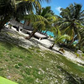 J&L beachfront bliss steps to sand an sunset views，位于Rolleville的酒店