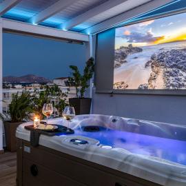 Central penthouse studio with Jacuzzi in Varkiza，位于瓦里的酒店