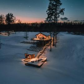 Lake view ODYL Holiday House with Sauna and Seasonal Hot-tub，位于Pindi的酒店